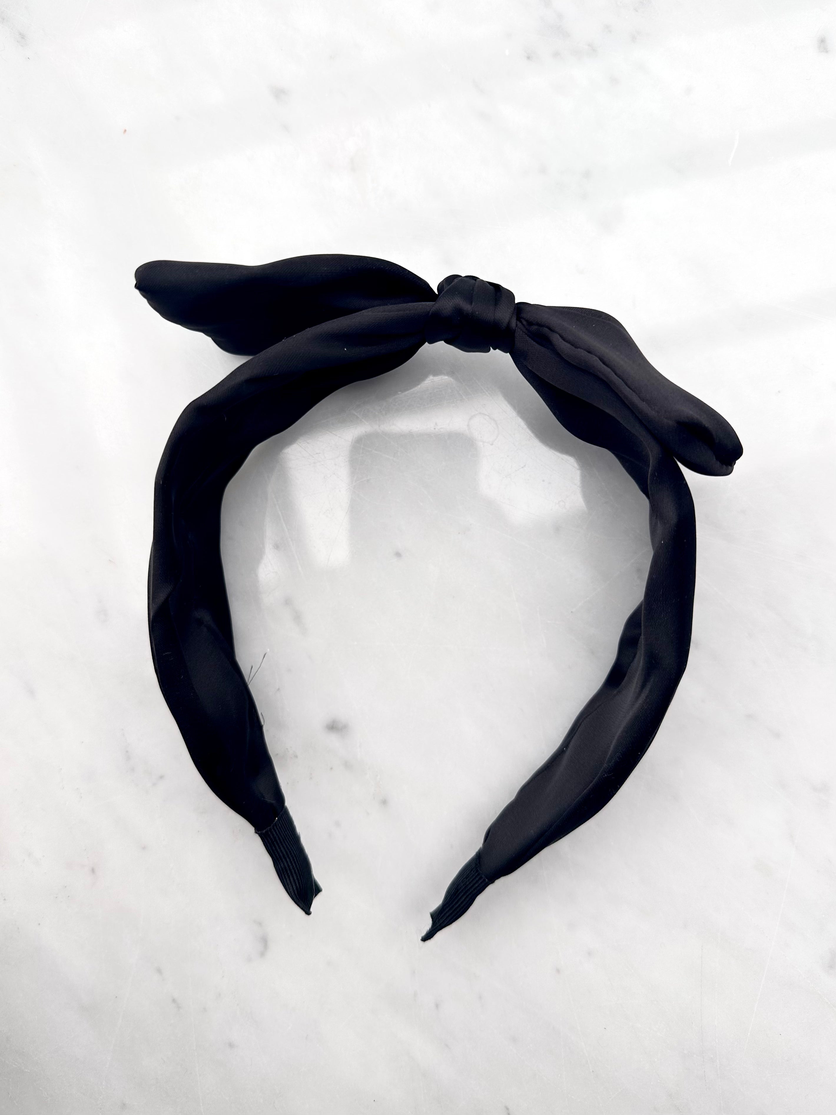 Bow - Hårbøjle i silkelook med sløjfe